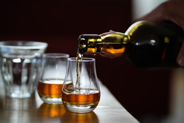 Ein Leitfaden zum Online-Kauf von Whisky, ohne die Bank zu sprengen